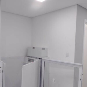 Plataforma Meia Cabine com Portão nos Pavimentos