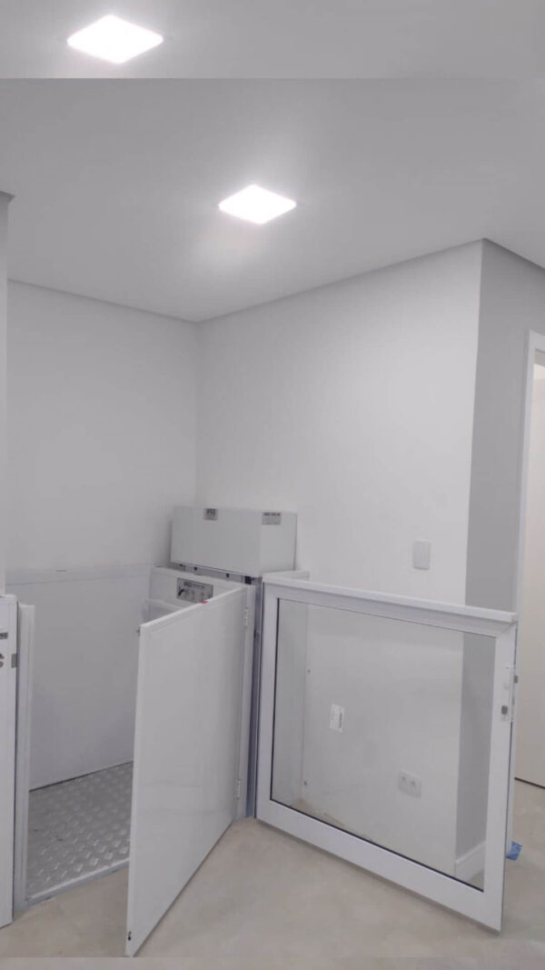 Plataforma Meia Cabine com Portão nos Pavimentos